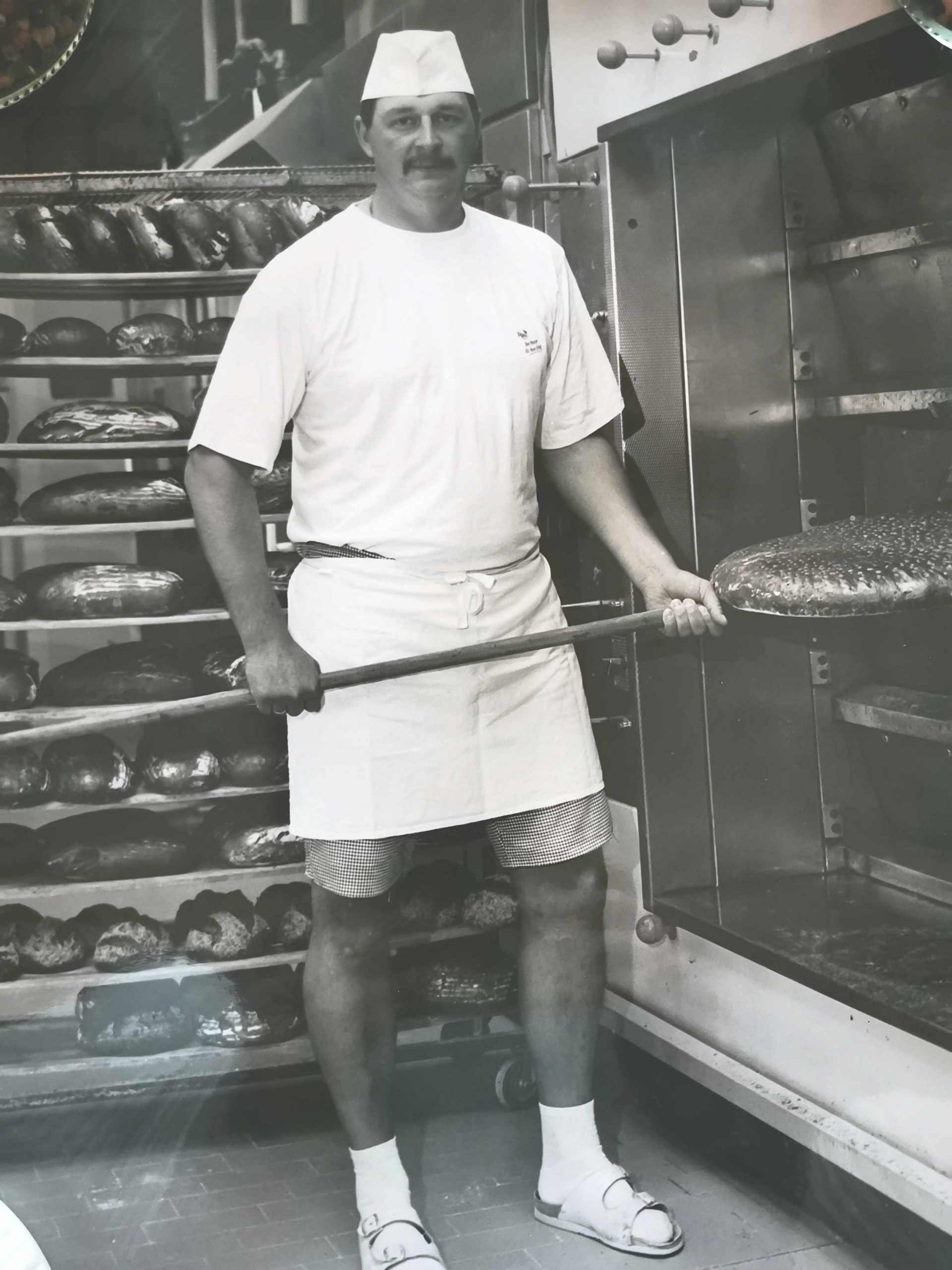 Bernd beim backen von frischem handgemachtem Brot                           